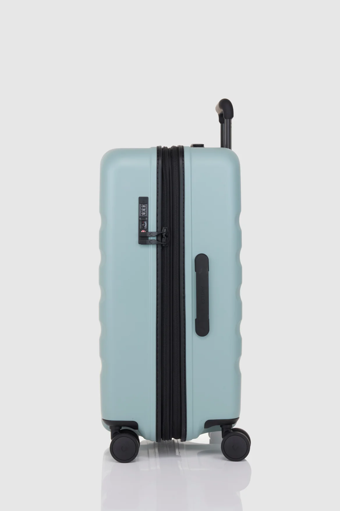 Icon Stripe 66cm Suitcase - Image 2