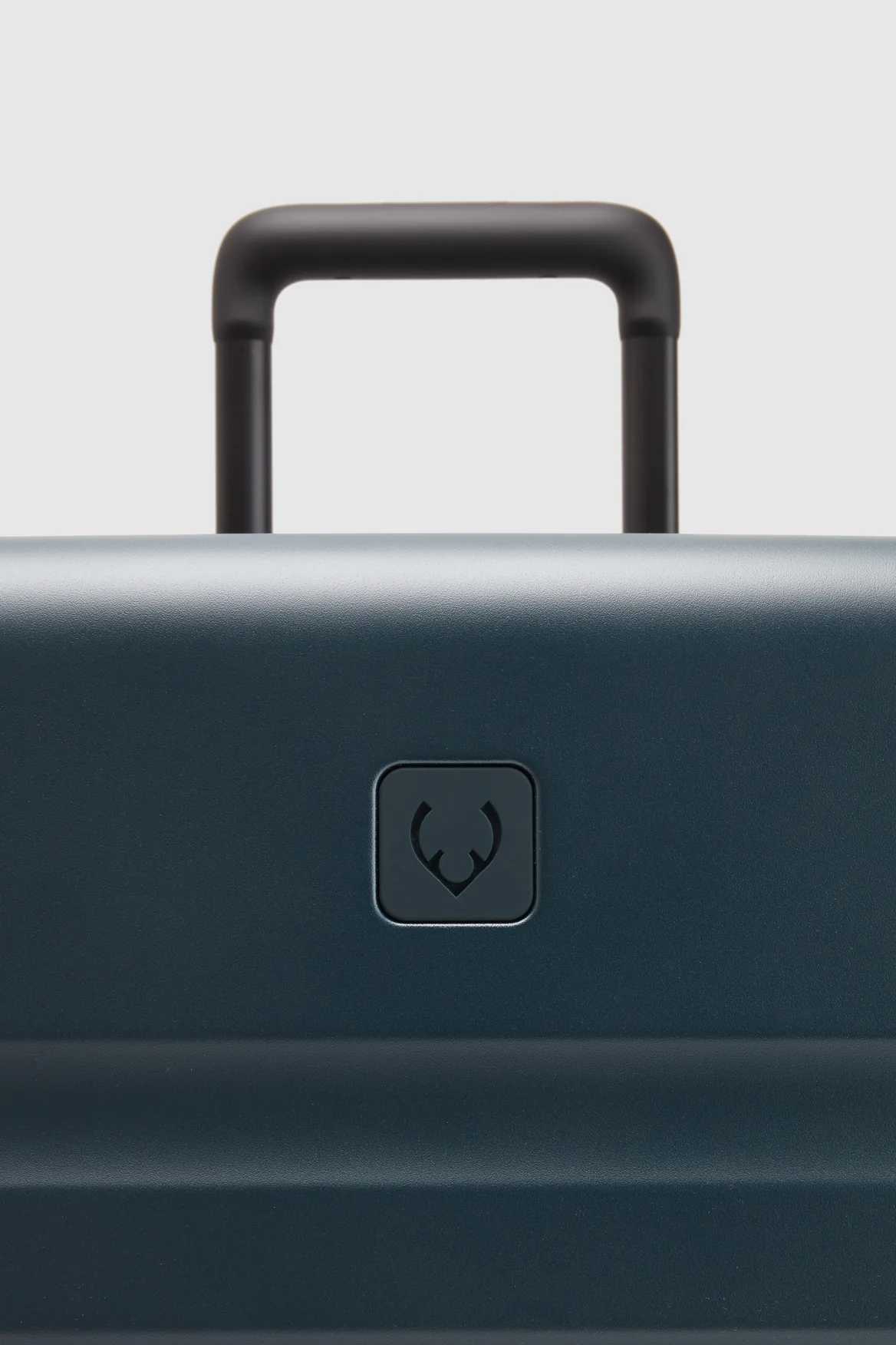 Icon Stripe 66cm Suitcase - Image 8