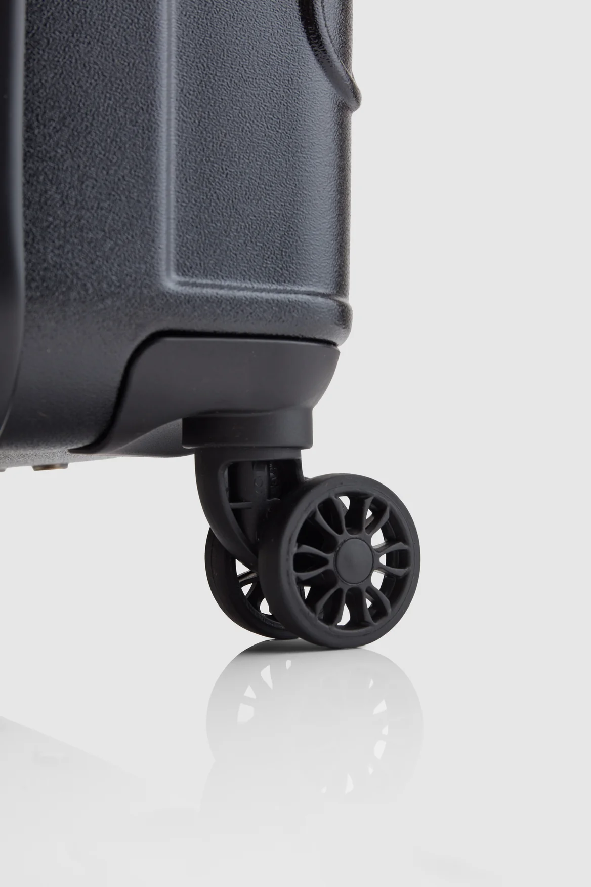 Insignia 2.0 67cm Suitcase - Image 6