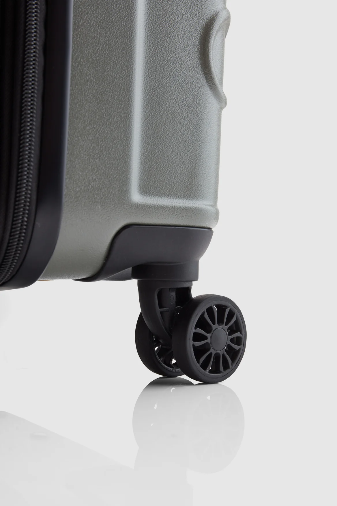 Insignia 2.0 67cm Suitcase - Image 6