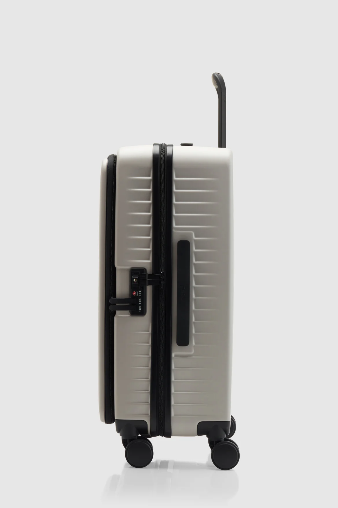 Venture Dual Open 66cm Suitcase - Image 2