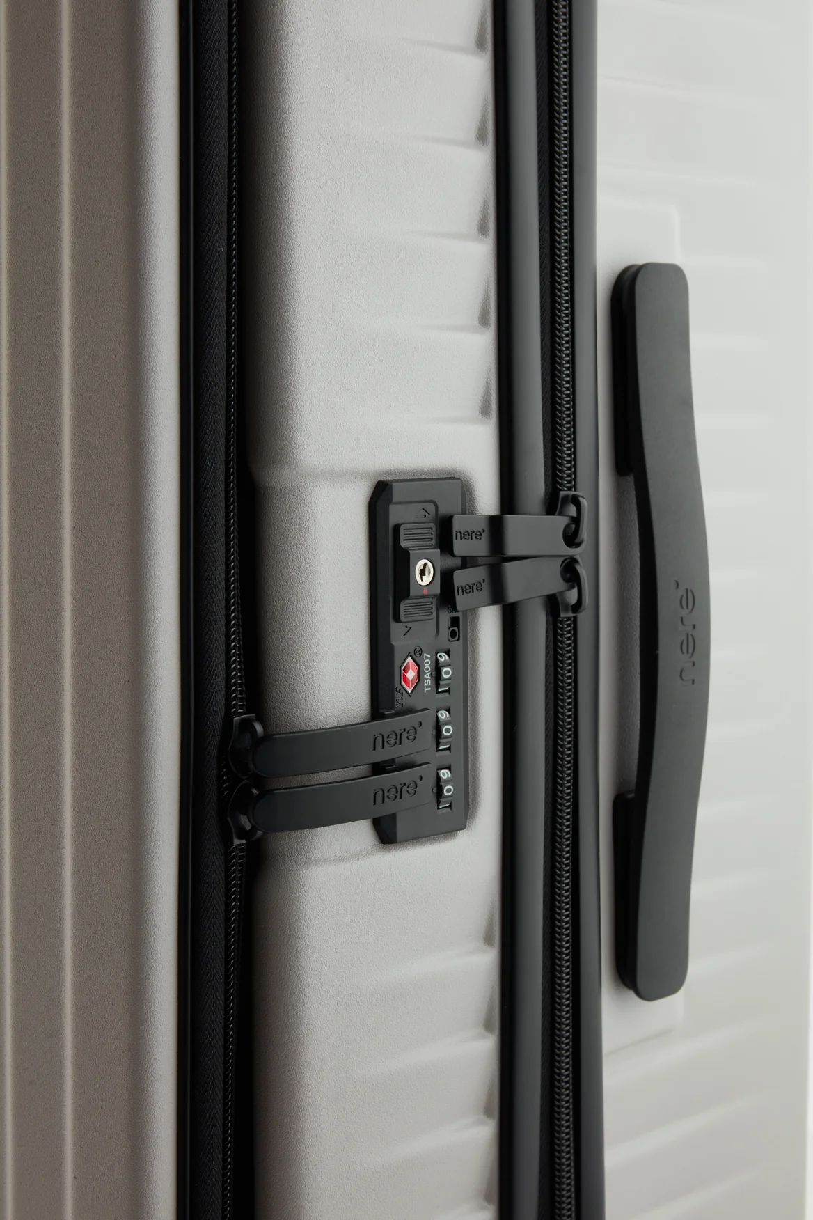 Venture Dual Open 66cm Suitcase - Image 8