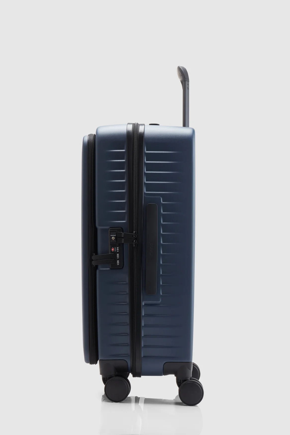 Venture Dual Open 66cm Suitcase - Image 2