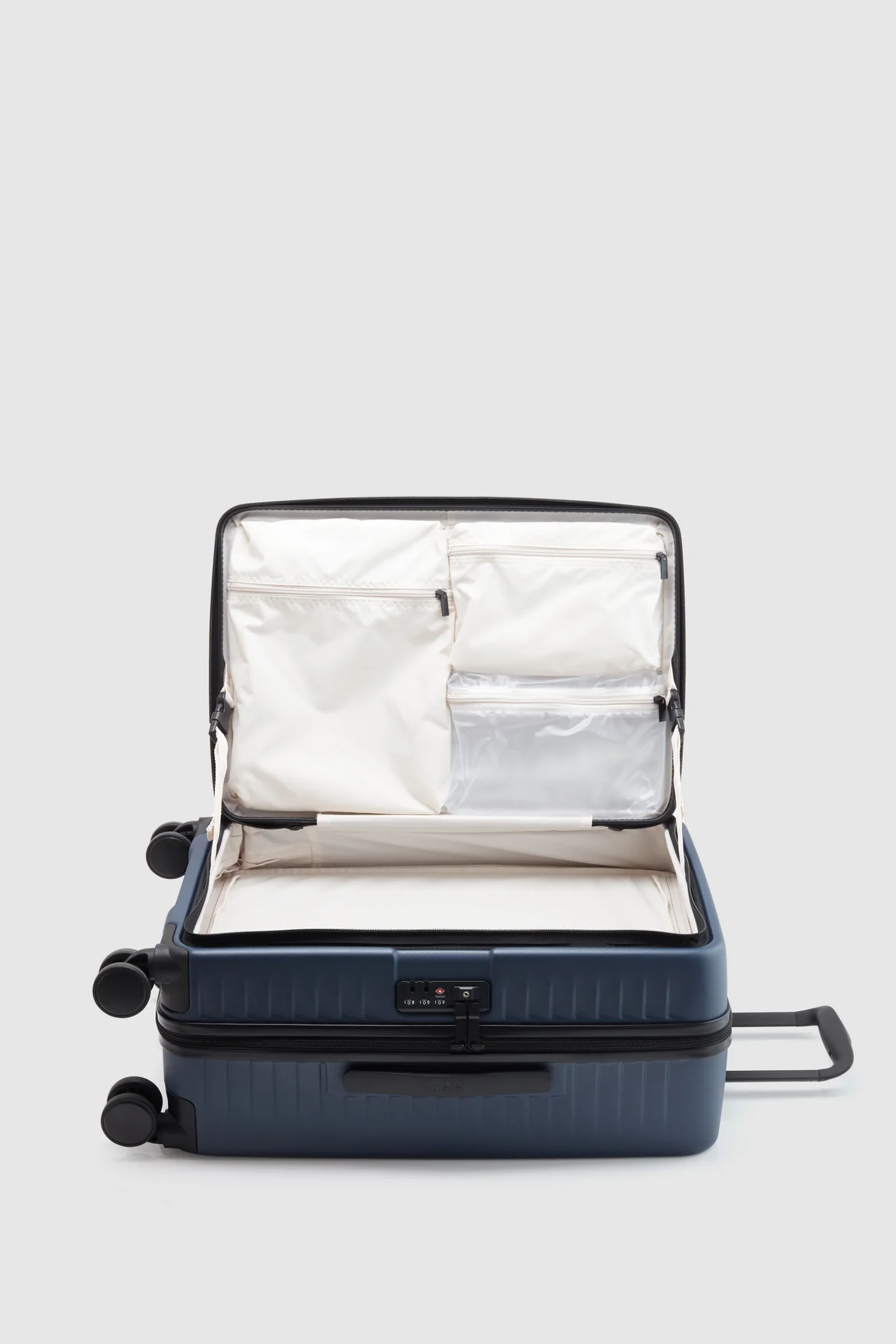 Venture Dual Open 66cm Suitcase - Image 3