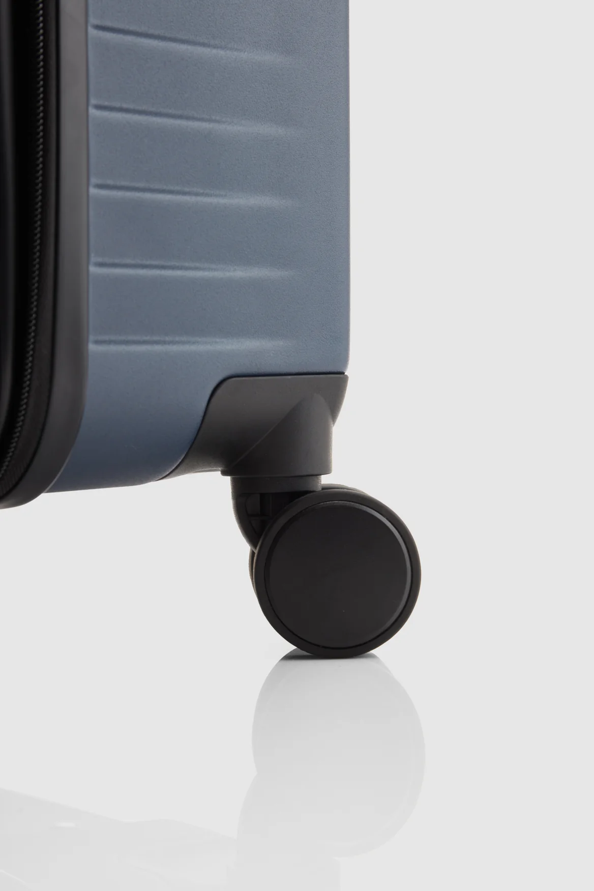 Venture Dual Open 66cm Suitcase - Image 7
