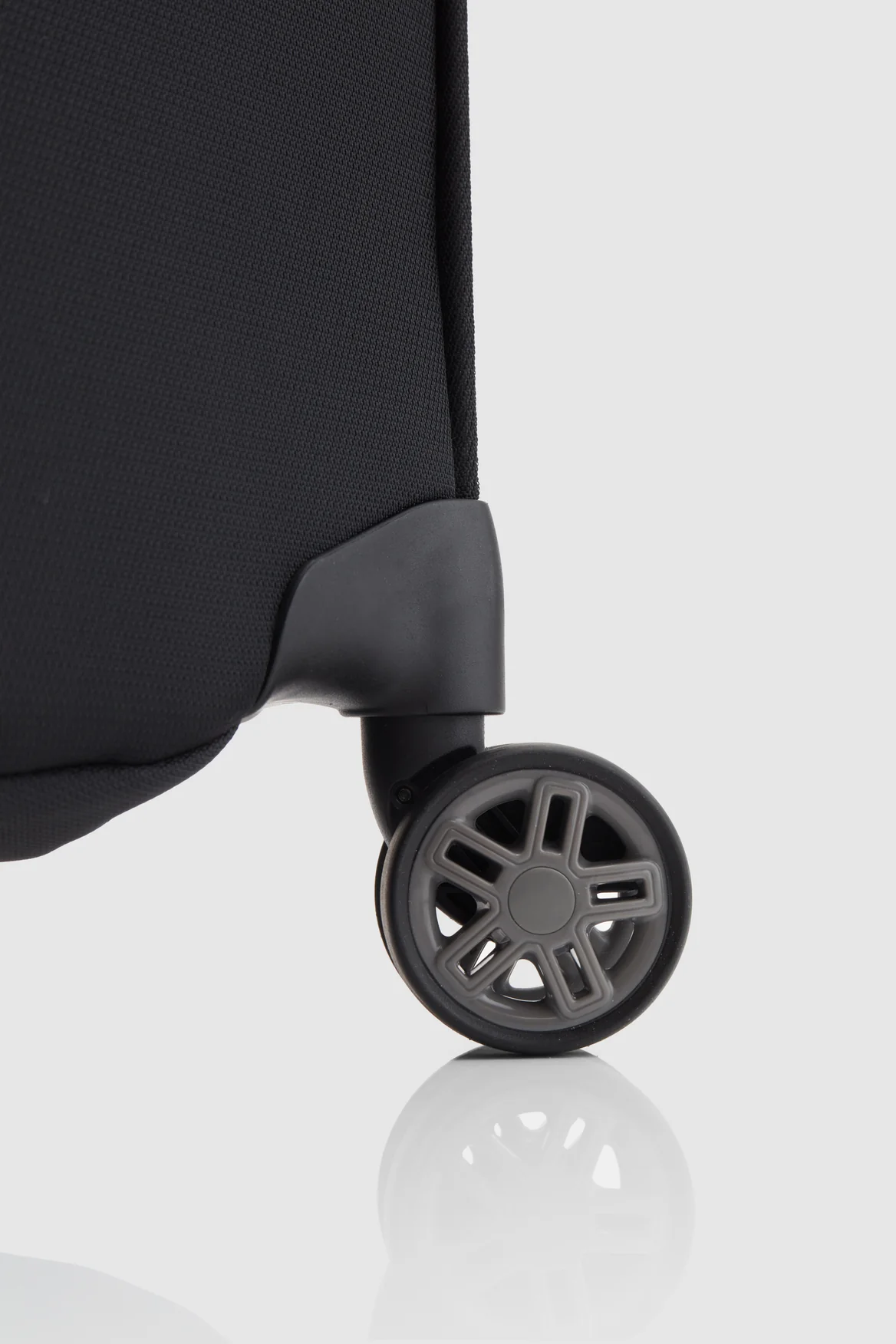 Airea Check-In 67cm Suitcase - Image 6