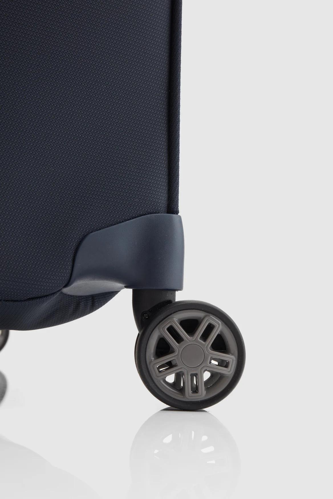 Airea Check-In 78cm Suitcase - Image 7
