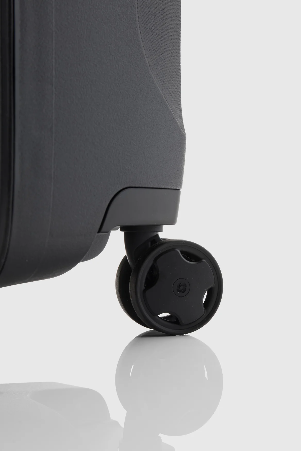 Essens Carry-On 55cm Suitcase - Image 6