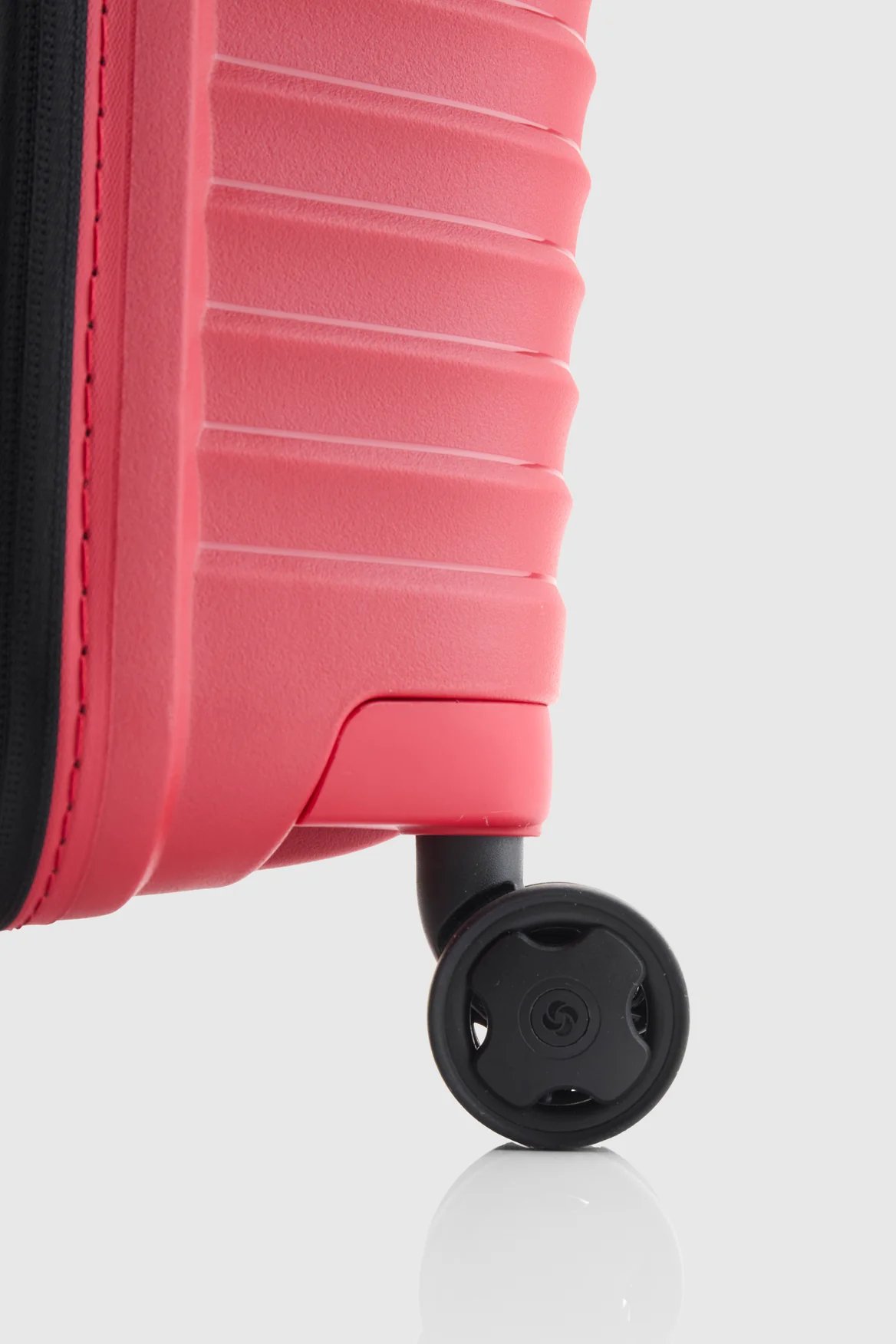 Upscape Check-In 75cm Suitcase - Image 6