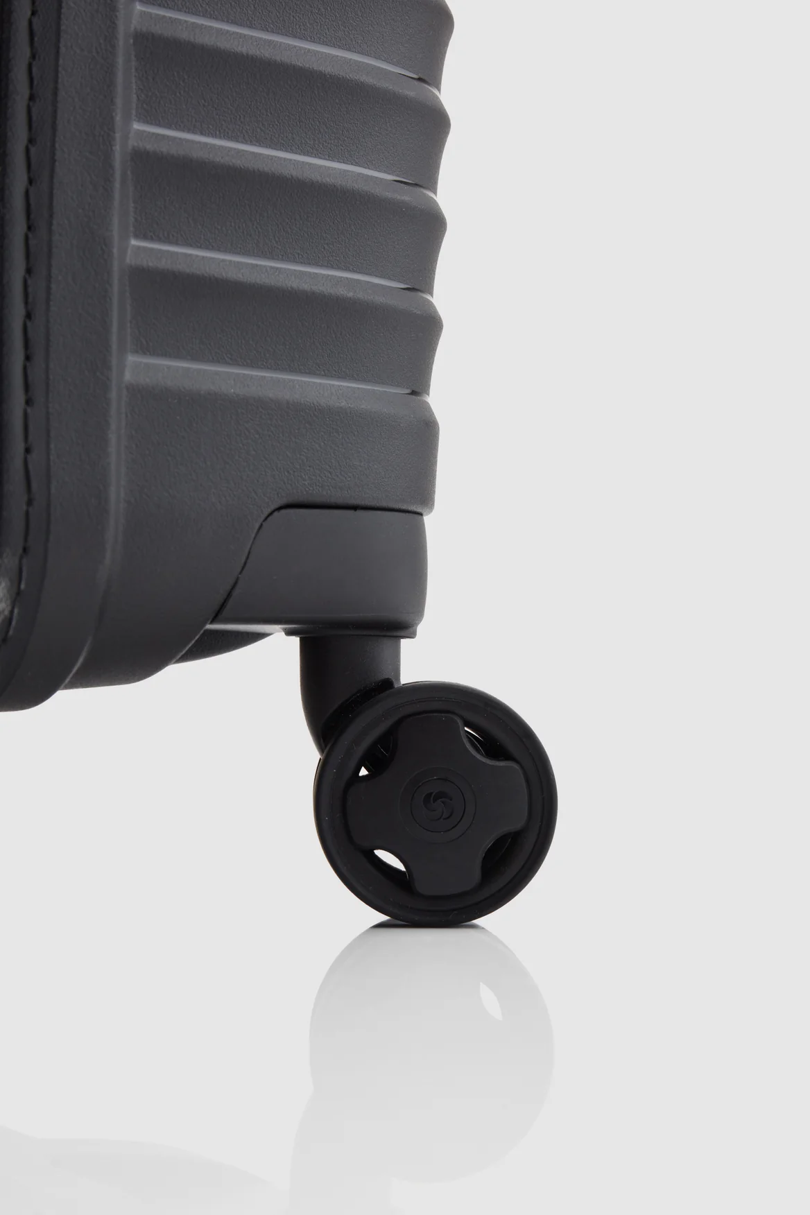 Upscape Check-In 81cm Suitcase - Image 6
